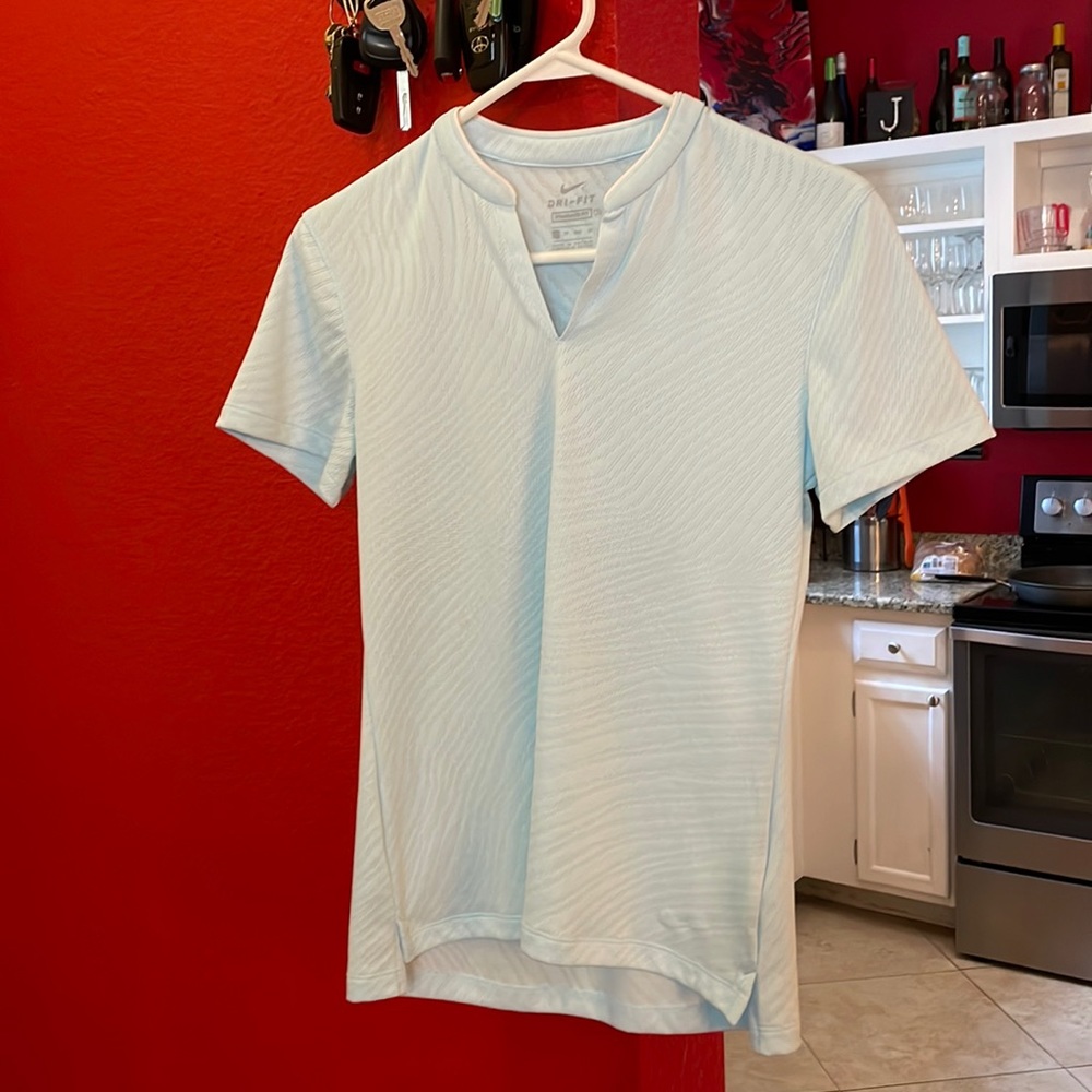 Women’s Nike breathable golf shirt in powder blue